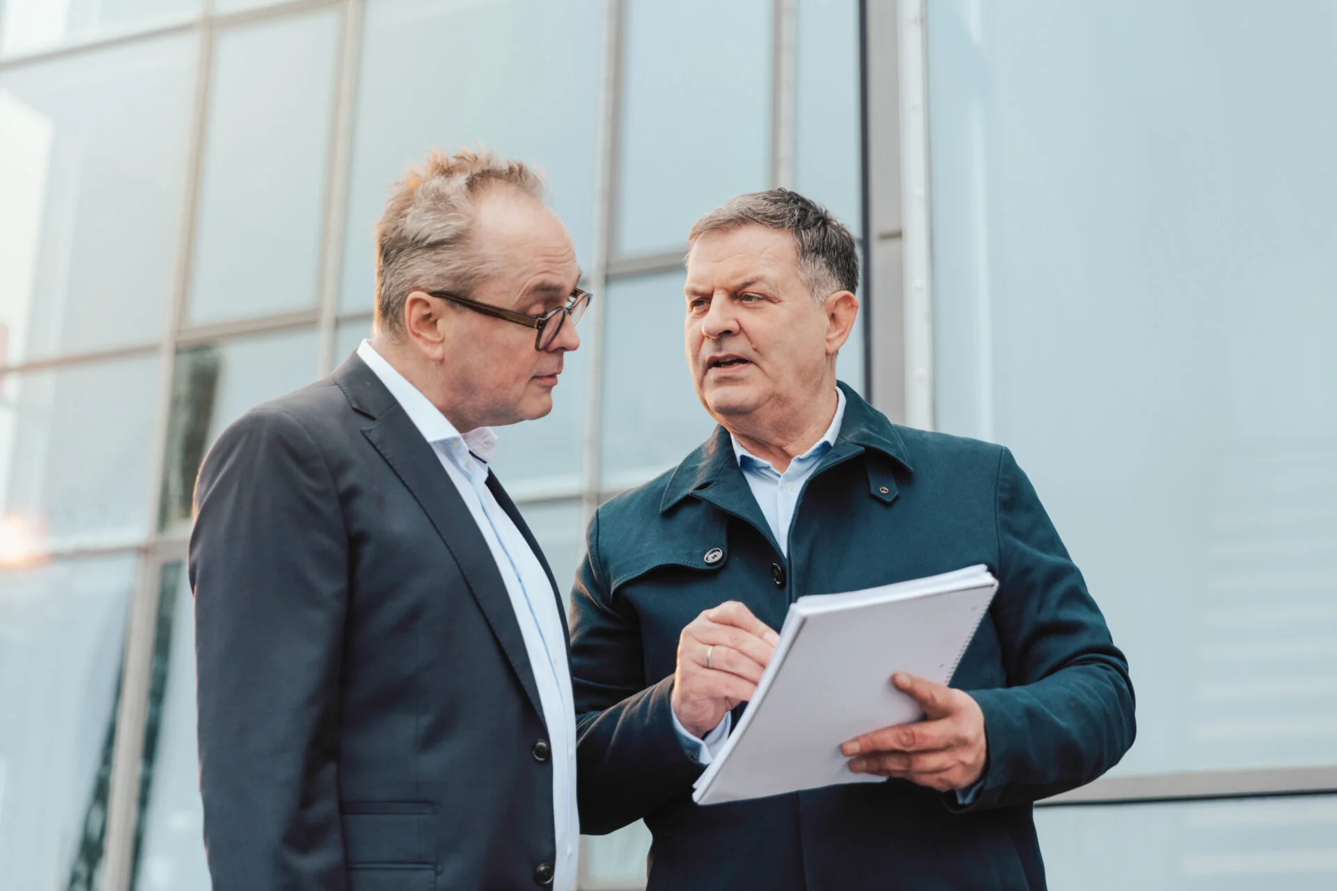 Geschäftliche Gesprächssituation im Arbeitsumfeld