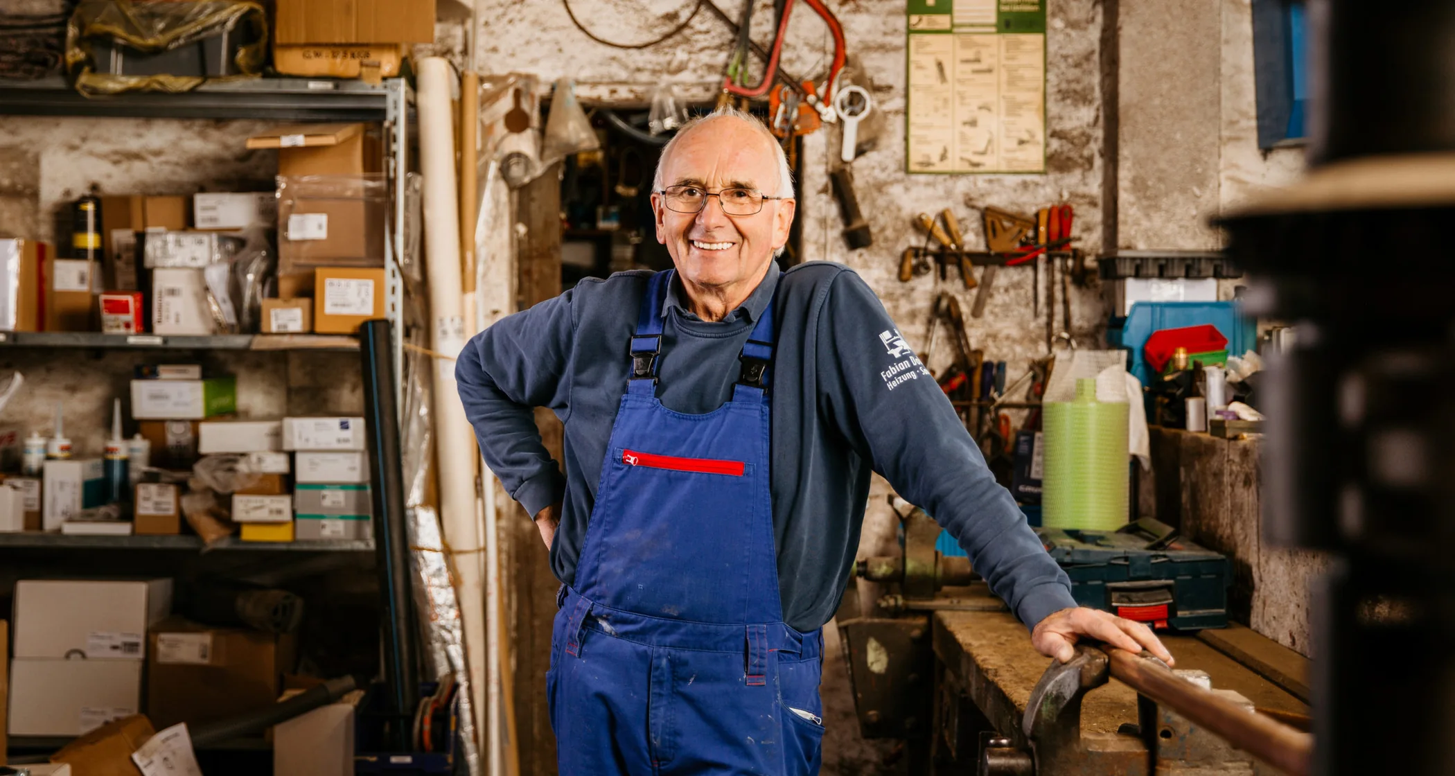 Handwerker in seinem Betrieb – echte Unternehmensfotografie