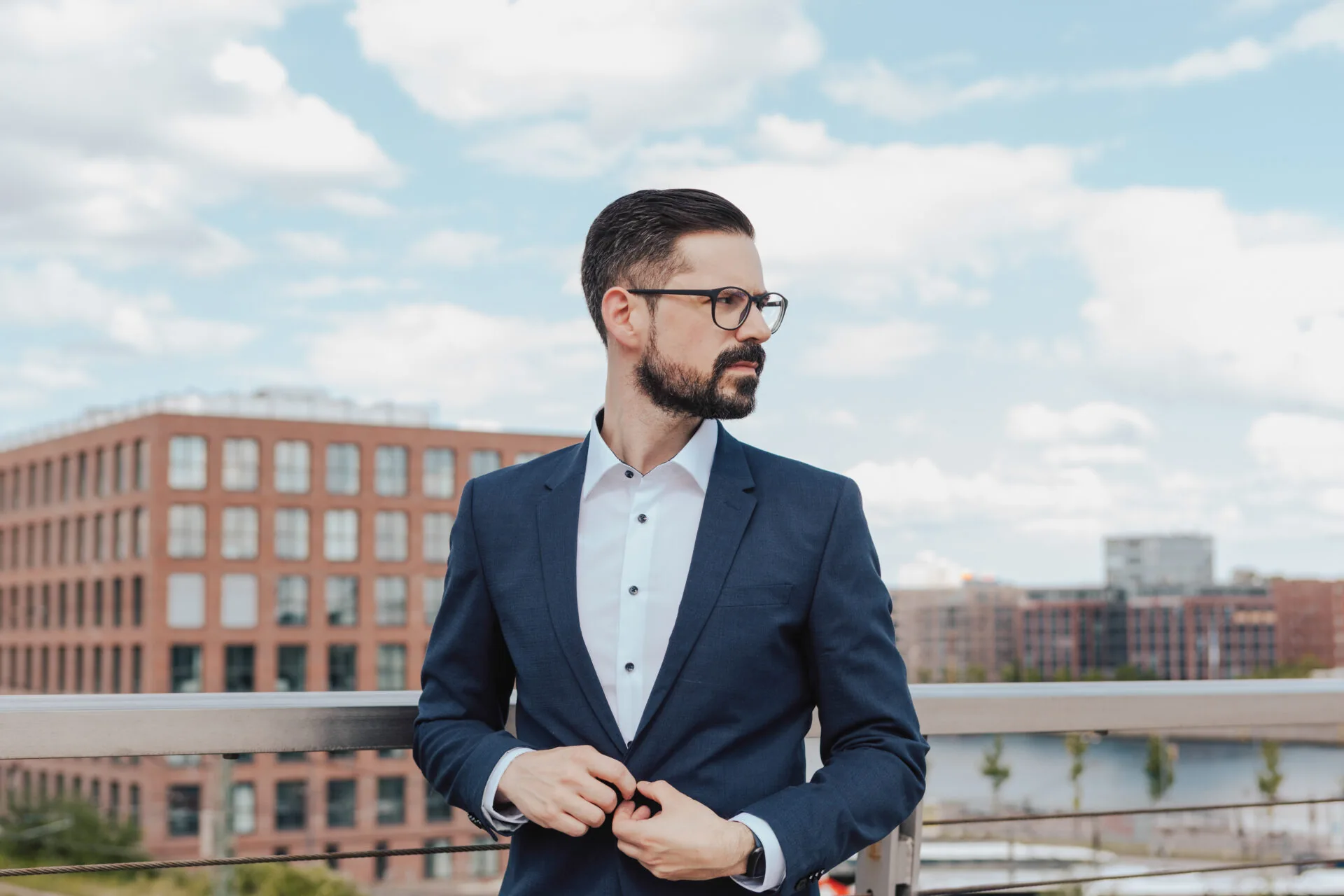 Modernes Businessportrait eines Mannes im urbanen Umfeld